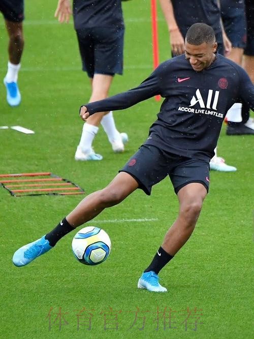 姆巴佩:我能踢所有的位置 会按照教练的安排踢球 姆巴佩:我能踢所有的位置 会按照教练的安排踢球